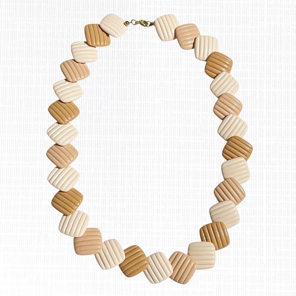 VTG Avon Summer Sands Necklace Clip-On Earrings Set Ribbed Beige Acrylic Mod - Picture 4 of 8